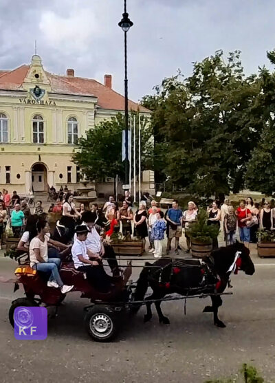 Lovaskocsi a kabai főtéren, szüreti felvonulás 2026