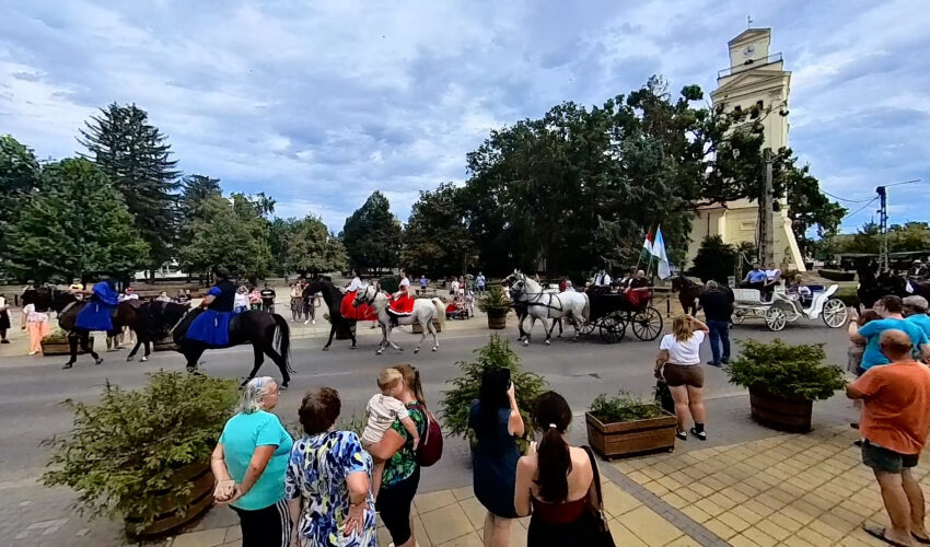Szüretibál szüreti felvonulás Kaba főtér